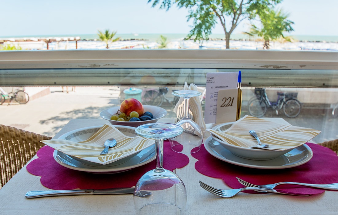Sala da pranzo con vista panoramica sulla spiaggia | Hotel Titanus Sala da pranzo con vista panoramica sulla spiaggia | Hotel Titanus